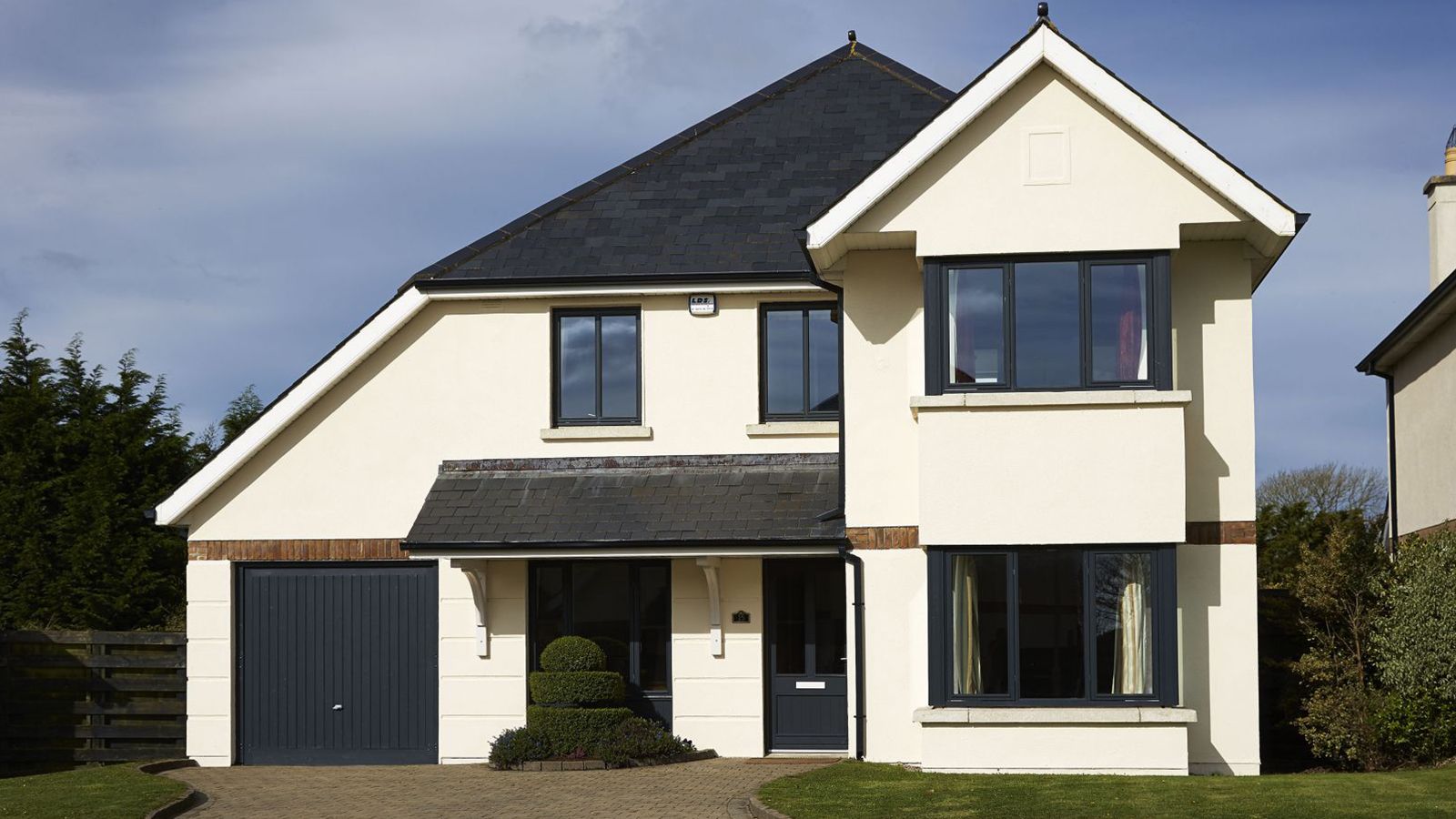 accommodation_executive_house_1600x900