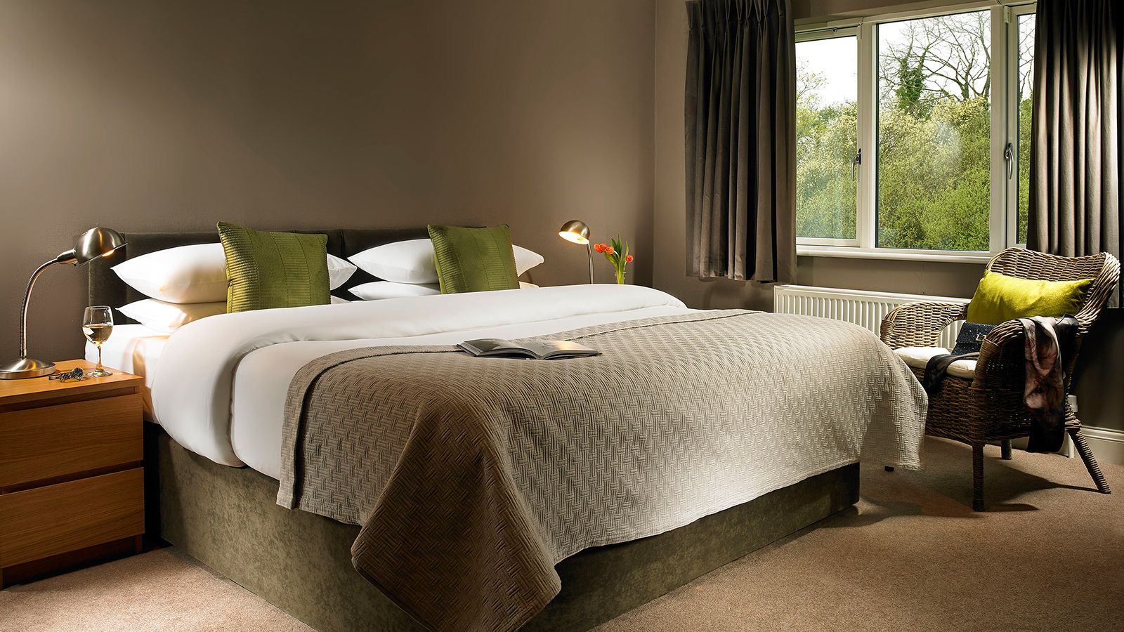 accommodation_executive_house_bedroom_1600x900