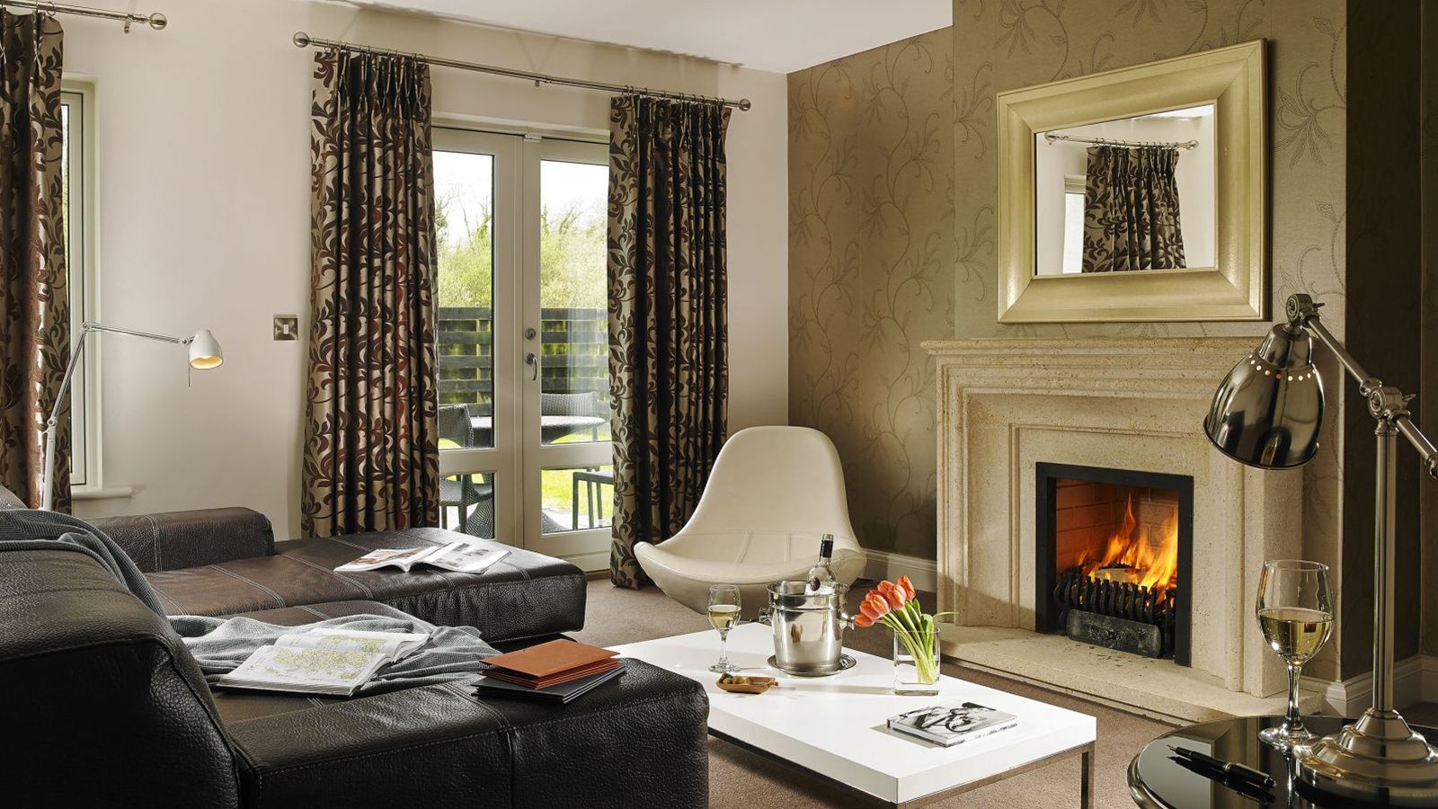 accommodation_executive_house_living_1600x900