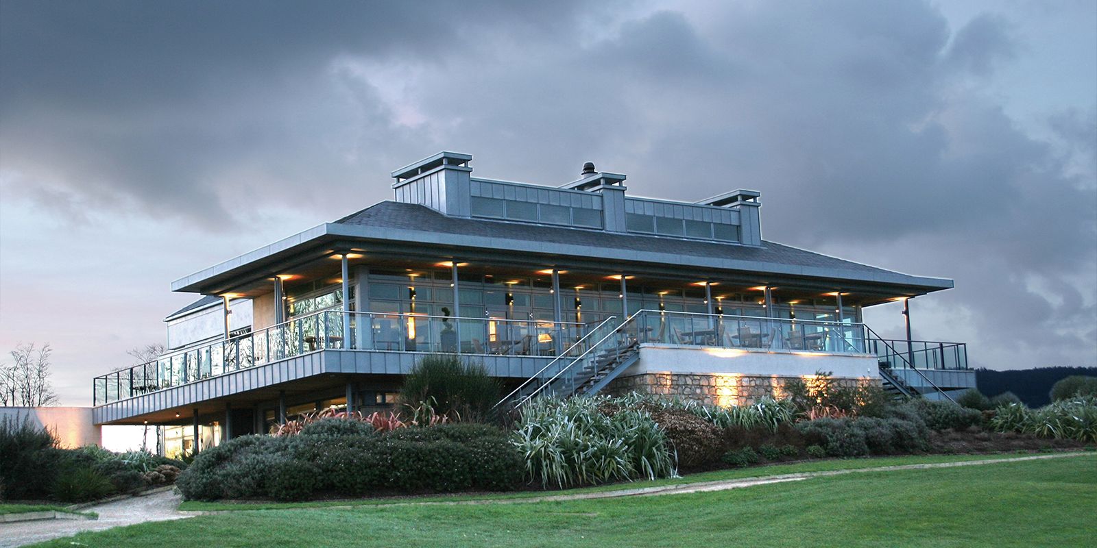 clubhouse_night_1600x900